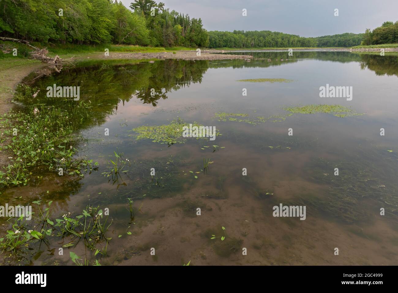 Un fiume panoramico sul confine tra Stati Uniti e Canada. Foto Stock