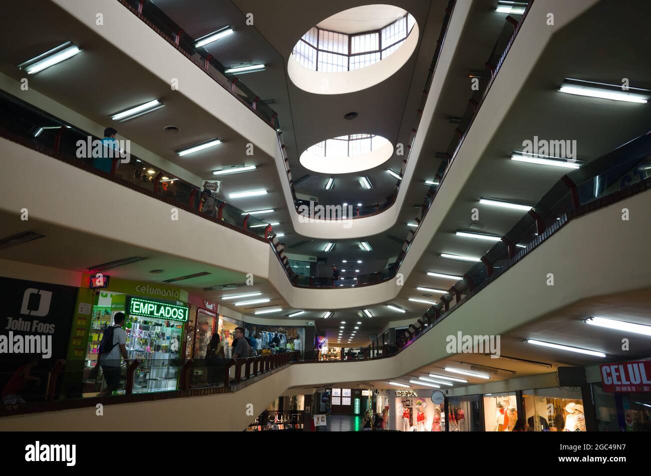 Mendoza, Argentina - Gennaio, 2020: Interno di un moderno centro commerciale con diversi livelli chiamato Galeria Caracol. Geometria e illuminazione in architettura Foto Stock