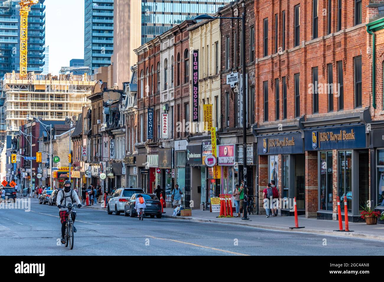 Bassa architettura coloniale lungo Yonge Street nel quartiere centrale di Toronto, Canada. Alcuni di questi edifici sono designati patrimonio ma uomo Foto Stock