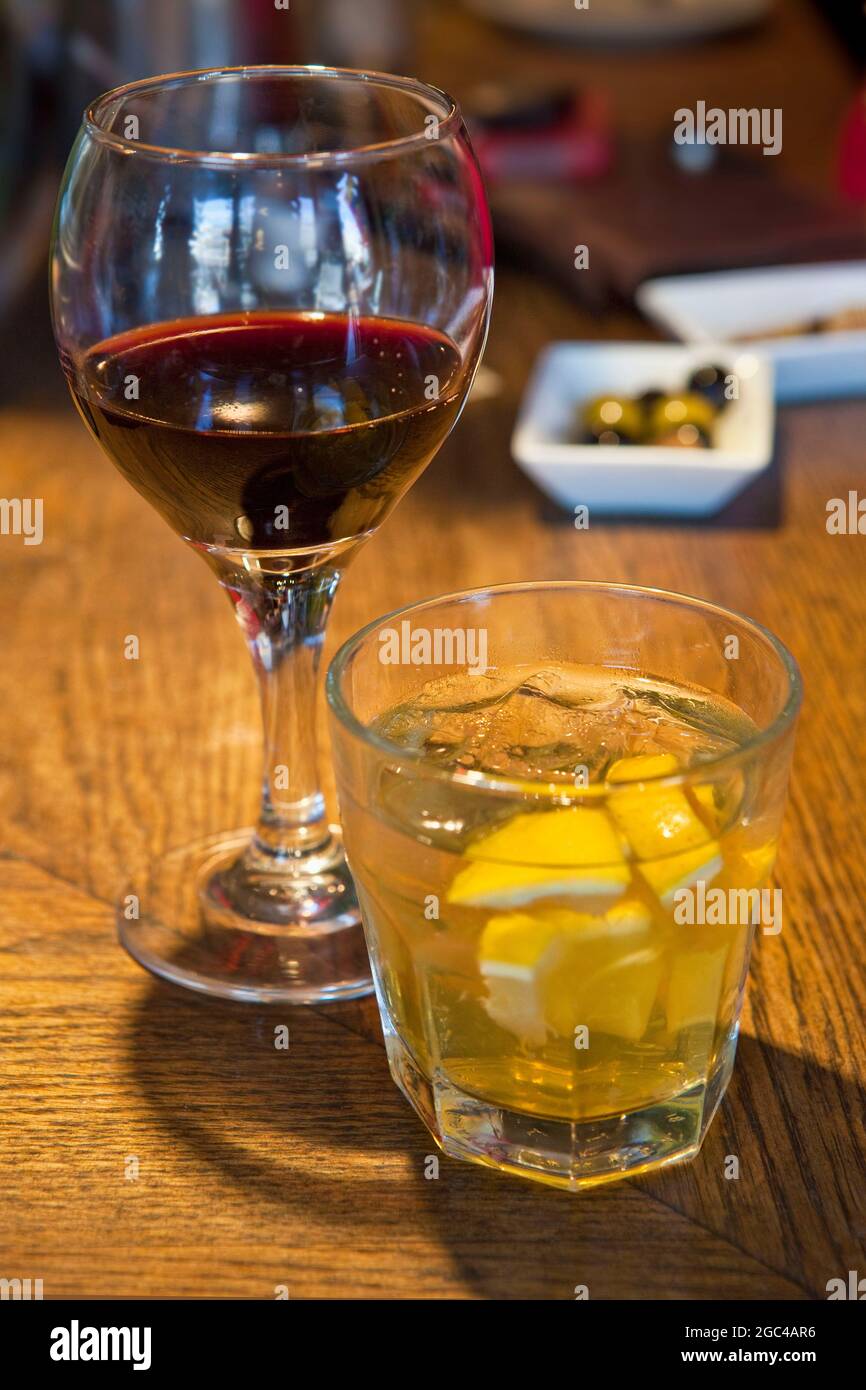Gustate un vino rosso e una sangria bianca in un ristorante spagnolo a Los Angeles, California Foto Stock