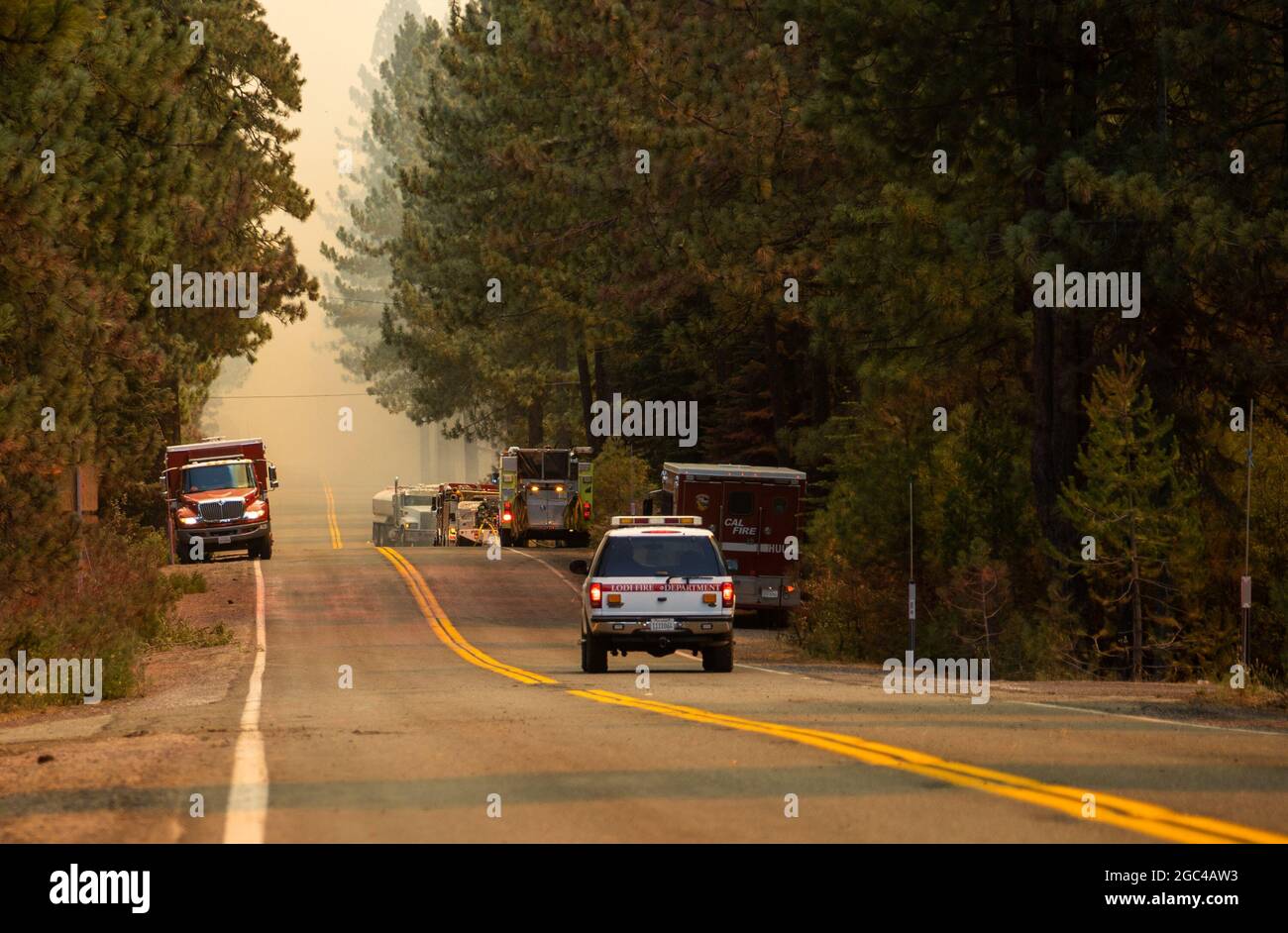 Lassen National Forest, USA. 6 agosto 2021. I camion di fuoco sono visti in un'area colpita da un fuoco selvatico chiamato Dixie Fire nella Lassen National Forest, California del Nord, gli Stati Uniti, il 5 agosto 2021. Il fuoco di Dixie era a 432,813 acri (circa 175,153 ettari) e 35 per cento contenuto a partire da Venerdì mattina, secondo il Dipartimento di foreste e protezione antincendio della California (incendio di Cal). Credit: Dong Xudong/Xinhua/Alamy Live News Foto Stock