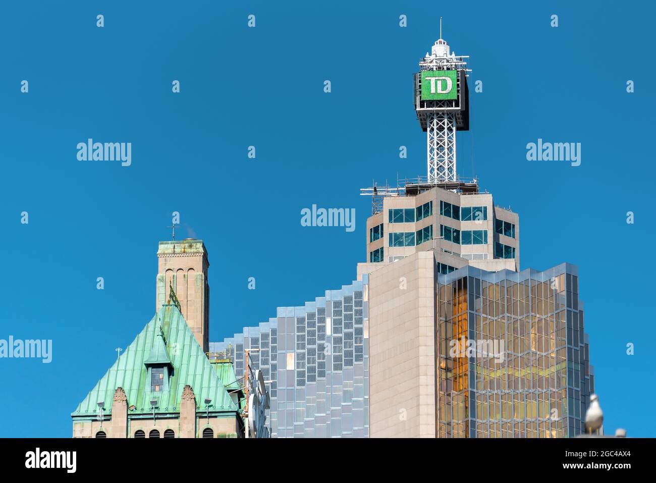 Primo piano di grattacieli nel quartiere finanziario e del centro di Toronto, Canada. Contrasto architettonico con la parte superiore del Fairmont Royal York Hote Foto Stock