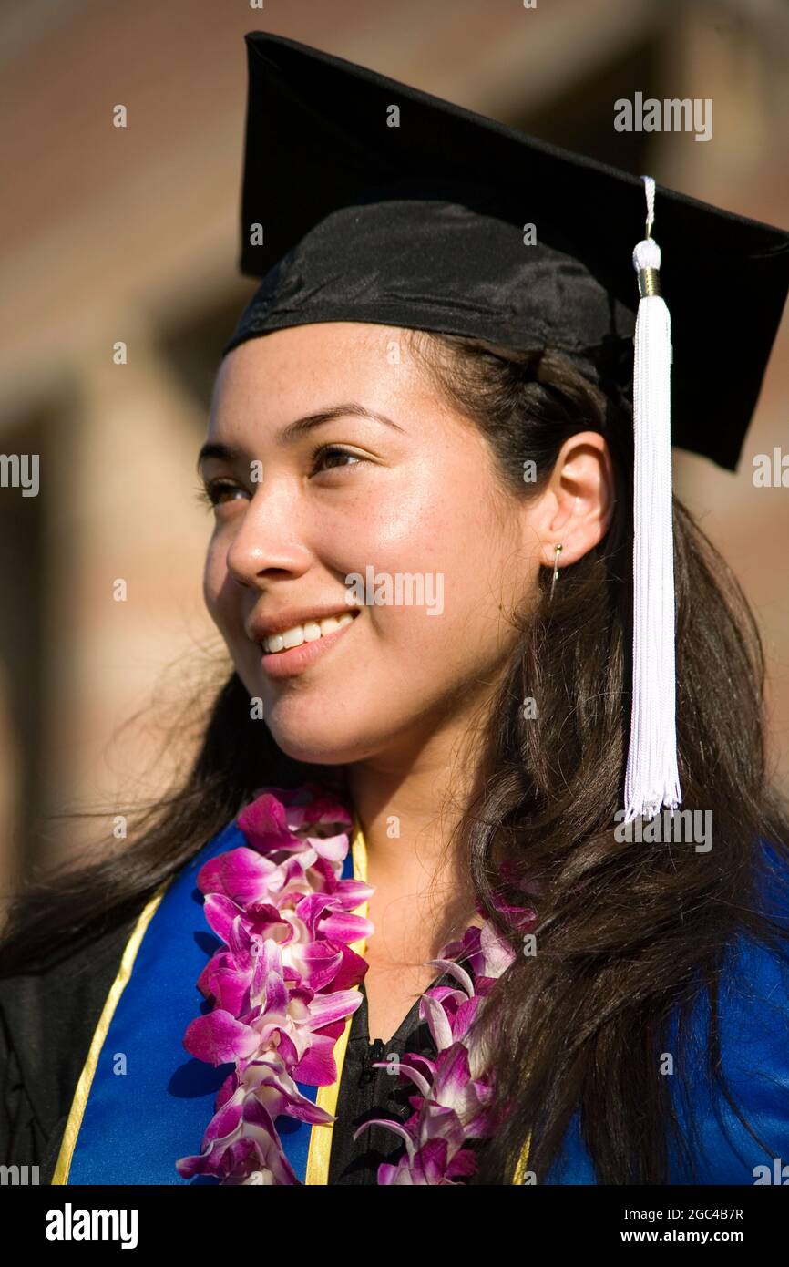 Una giovane donna ispanica si è laureata in MR V. Foto Stock
