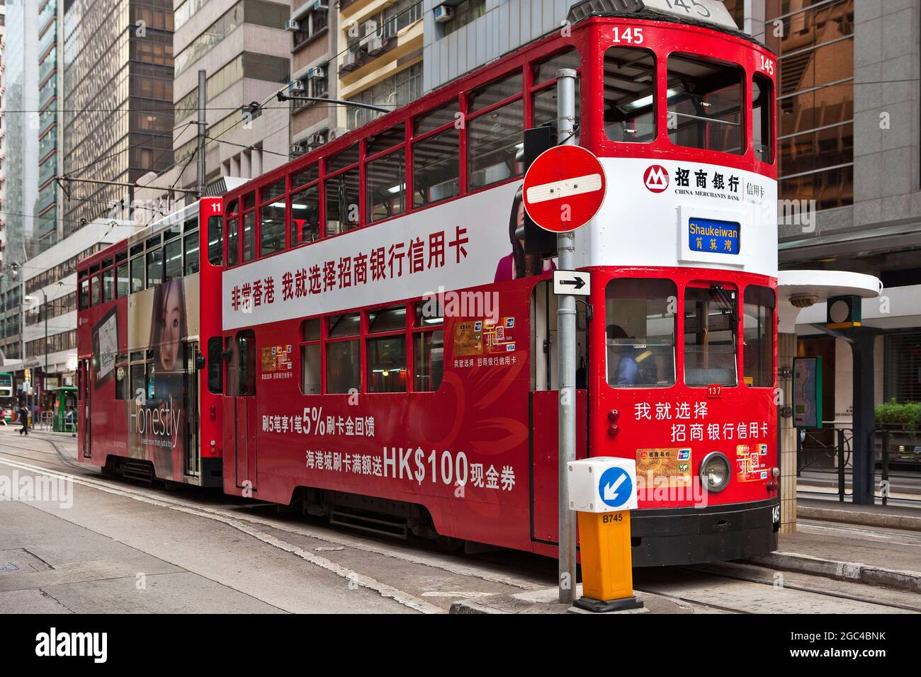 Tram a due piani alla fermata sull'Isola di Hong Kong, Cina Foto Stock