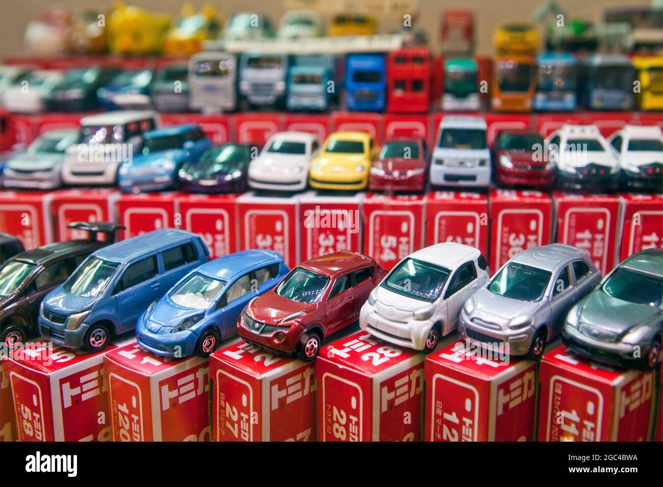 Automobili giocattolo in miniatura in vendita in negozio, Hong Kong, Cina Foto Stock