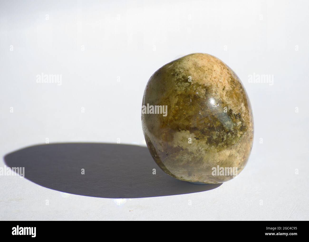 Granato verde - campione di minerale naturale in pancia Foto Stock