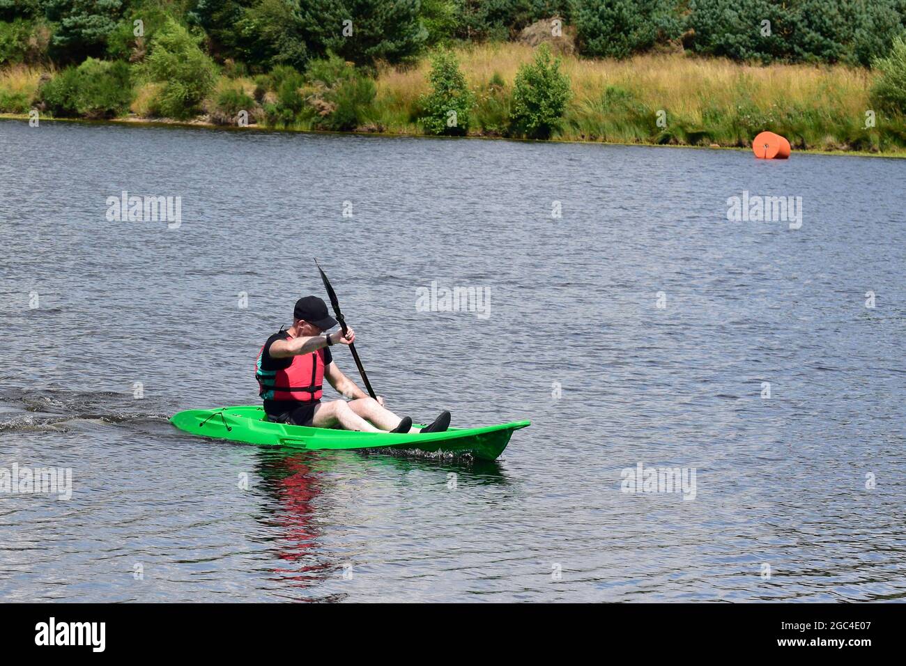 Kayak verde a Loch Lomond durante l'estate Foto Stock