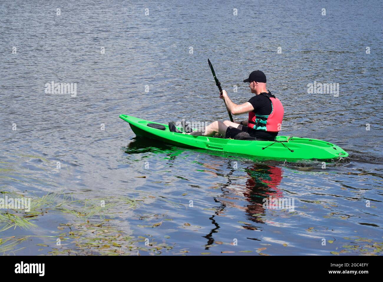 Kayak verde a Loch Lomond durante l'estate Foto Stock