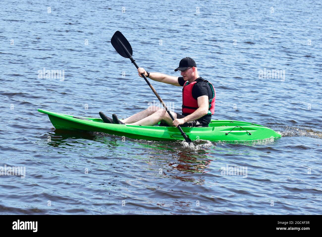 Kayak verde a Loch Lomond durante l'estate Foto Stock