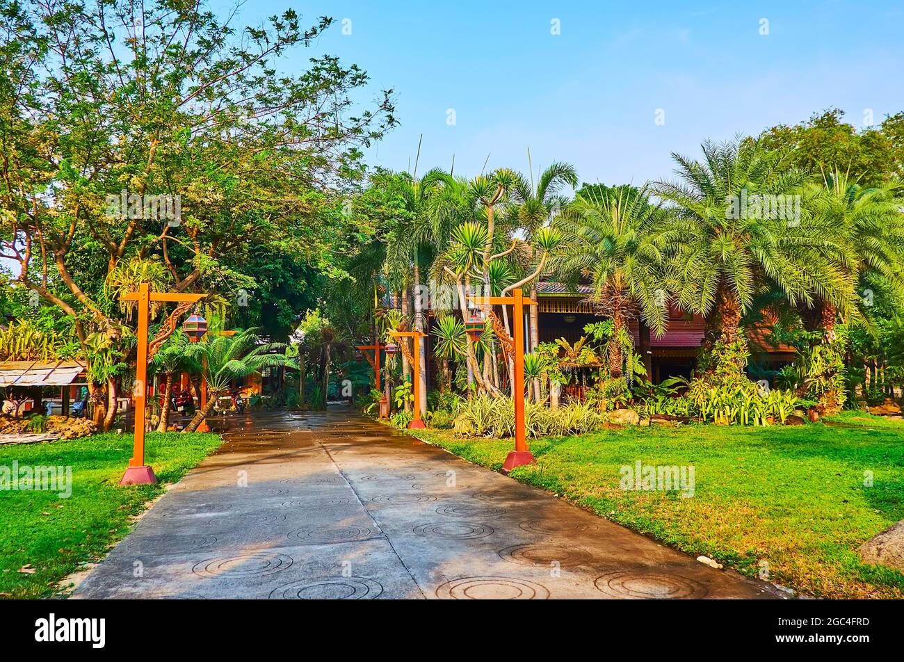 Il giardino verde scenico con lanterne di legno di wintage sui terreni della comunità di Tha ma-o, Lampang, Thailandia Foto Stock
