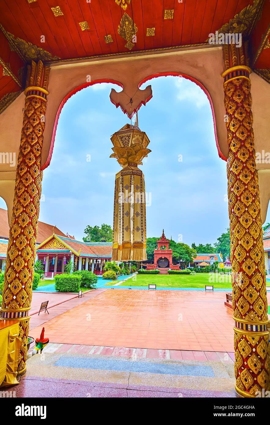 Il portico di Viharn Phra Chao Lawo è decorato con la tradizionale Lanterna Lanna, Wat Phra That Hariphunchai Tempio, Lamphun, Thailandia Foto Stock