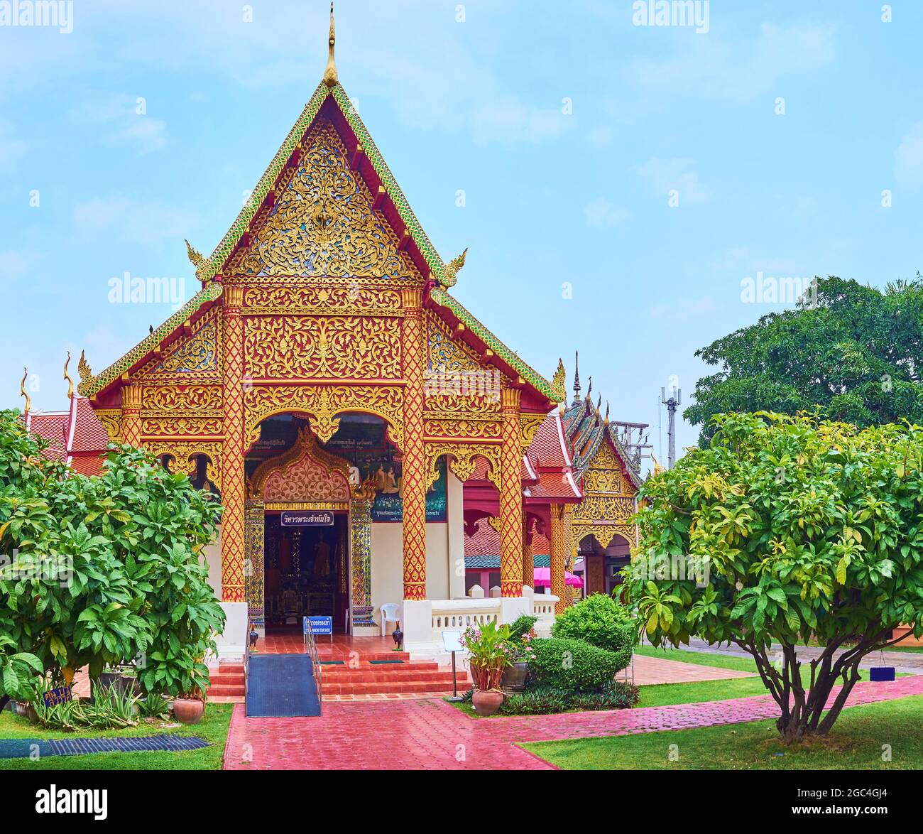 La pittoresca facciata del piccolo Viharn Phra Kluai Phayai di Wat Phra che Hariphunchai Tempio, Lamphun, Thailandia Foto Stock