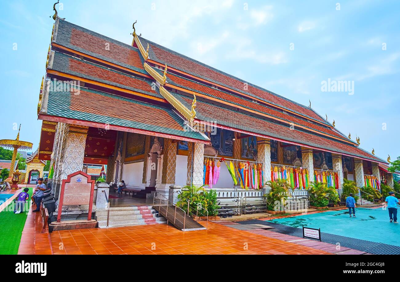LAMHPUN, THAILANDIA - 8 MAGGIO 2019: Edificio storico di Viharn Luang con tetto in pyathat, colonne, coperto con motivi in rilievo e colorata Lanna f Foto Stock