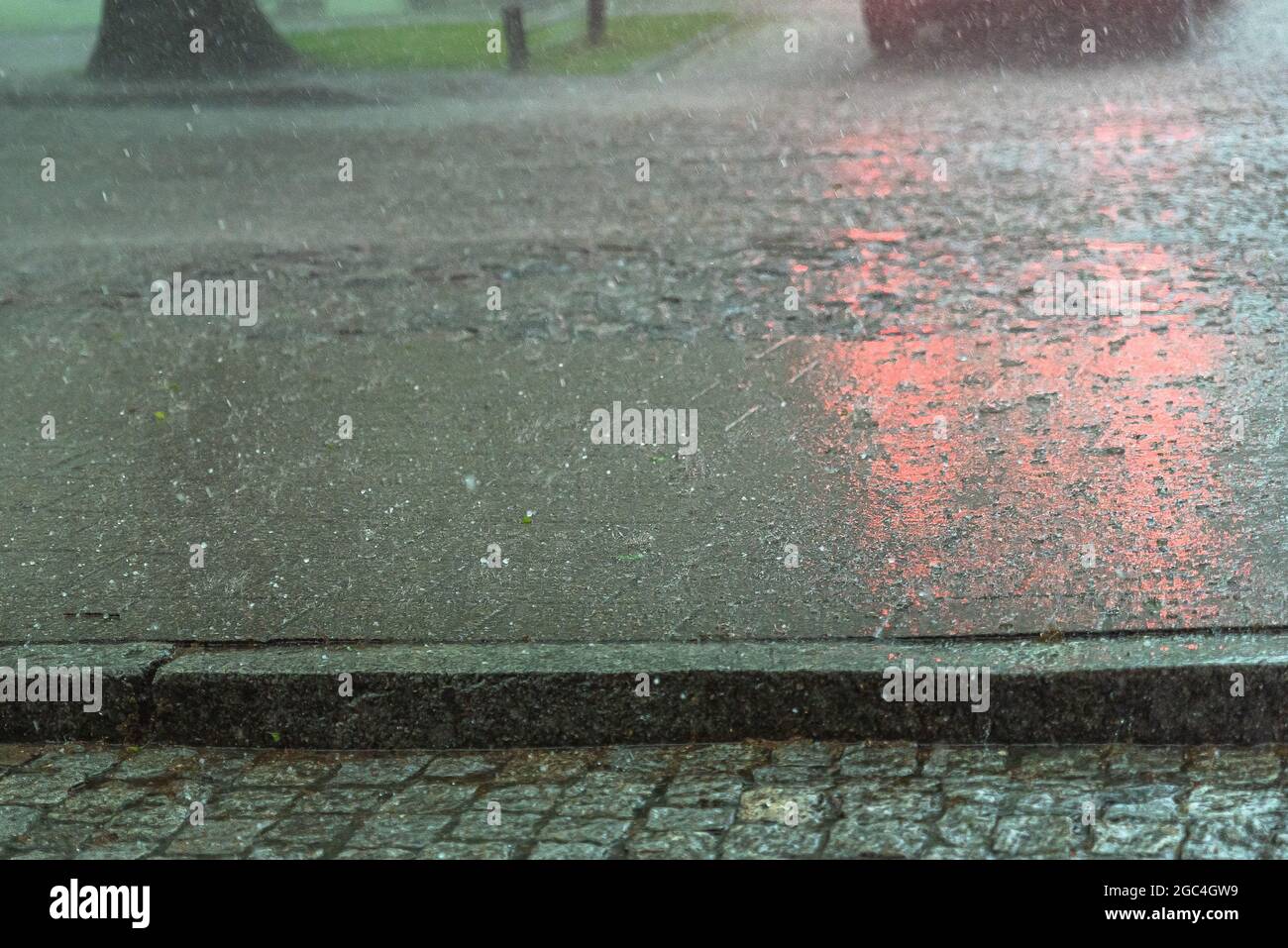 Pioggia pesante e temporale lascia alcune strade sott'acqua nella città di Danzica, Polonia Foto Stock