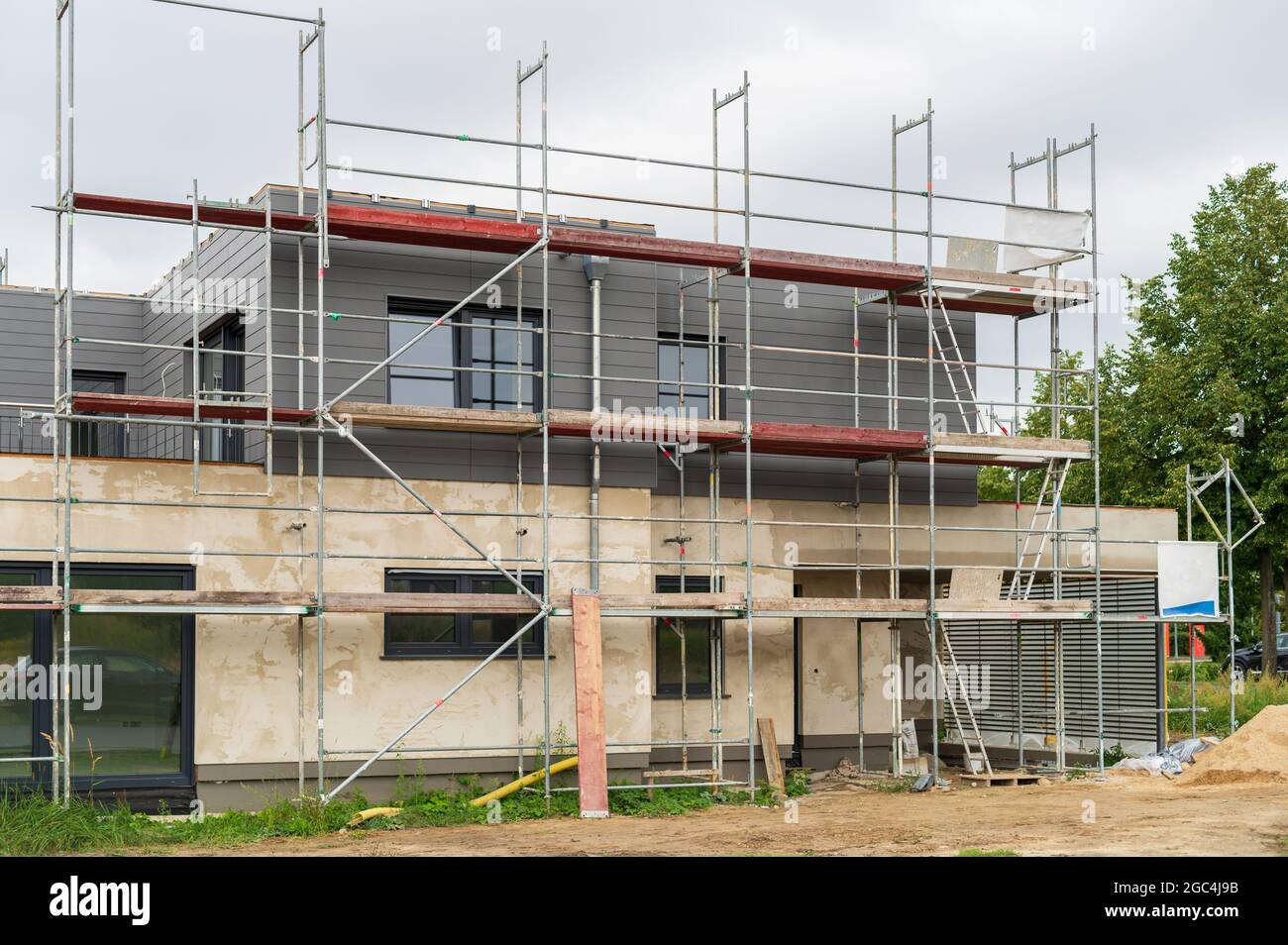 Sulla nuova costruzione di una casa si trova ancora il ponteggio Foto Stock