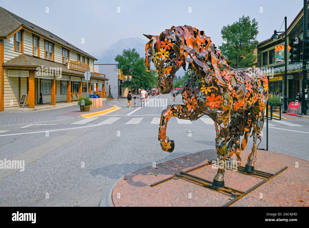 Scultura Cavallino in metallo saldato dell'artista, Cedar Mueller, nel centro di Canmore, Alberta, Canada Foto Stock