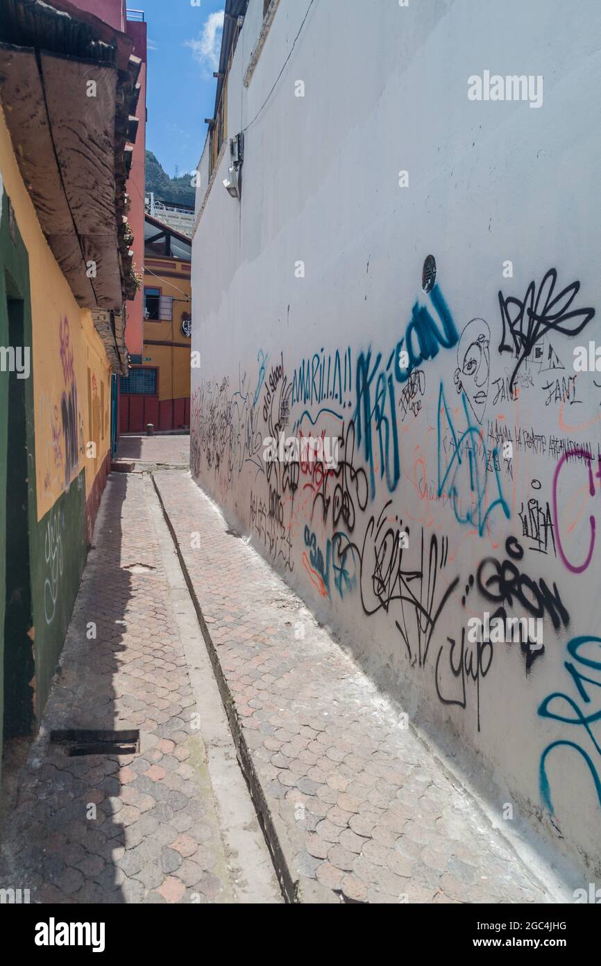 Vicolo nel centro di Bogotà, quartiere la Candelaria. Foto Stock