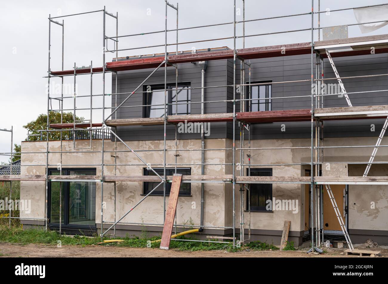 Un nuovo edificio con ponteggi Foto Stock
