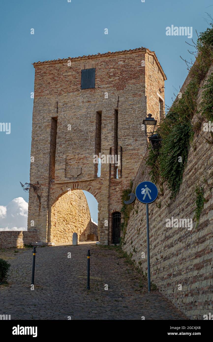 Novilara - Pesaro, la torre di porta del borgo murato, provincia di Pesaro e Urbino, Marche, Italia Foto Stock