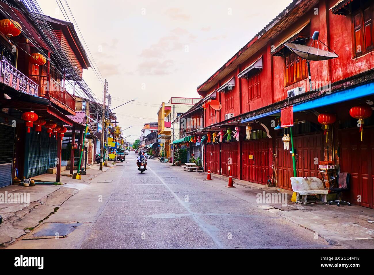 La passeggiata serale lungo la Via Tippawan, fiancheggiata da un vecchio edificio, decorata con grandi lanterne cinesi rosse, Lampang, Thailandia Foto Stock