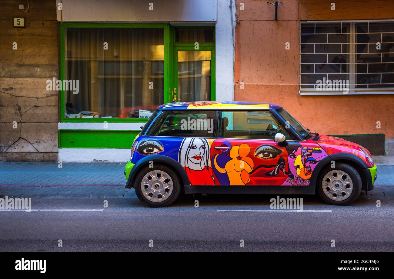 Budapest, Ungheria, marzo 2020, vista di un'auto 'Mini' Austin (BMW) decorata in modo psichedelico Foto Stock