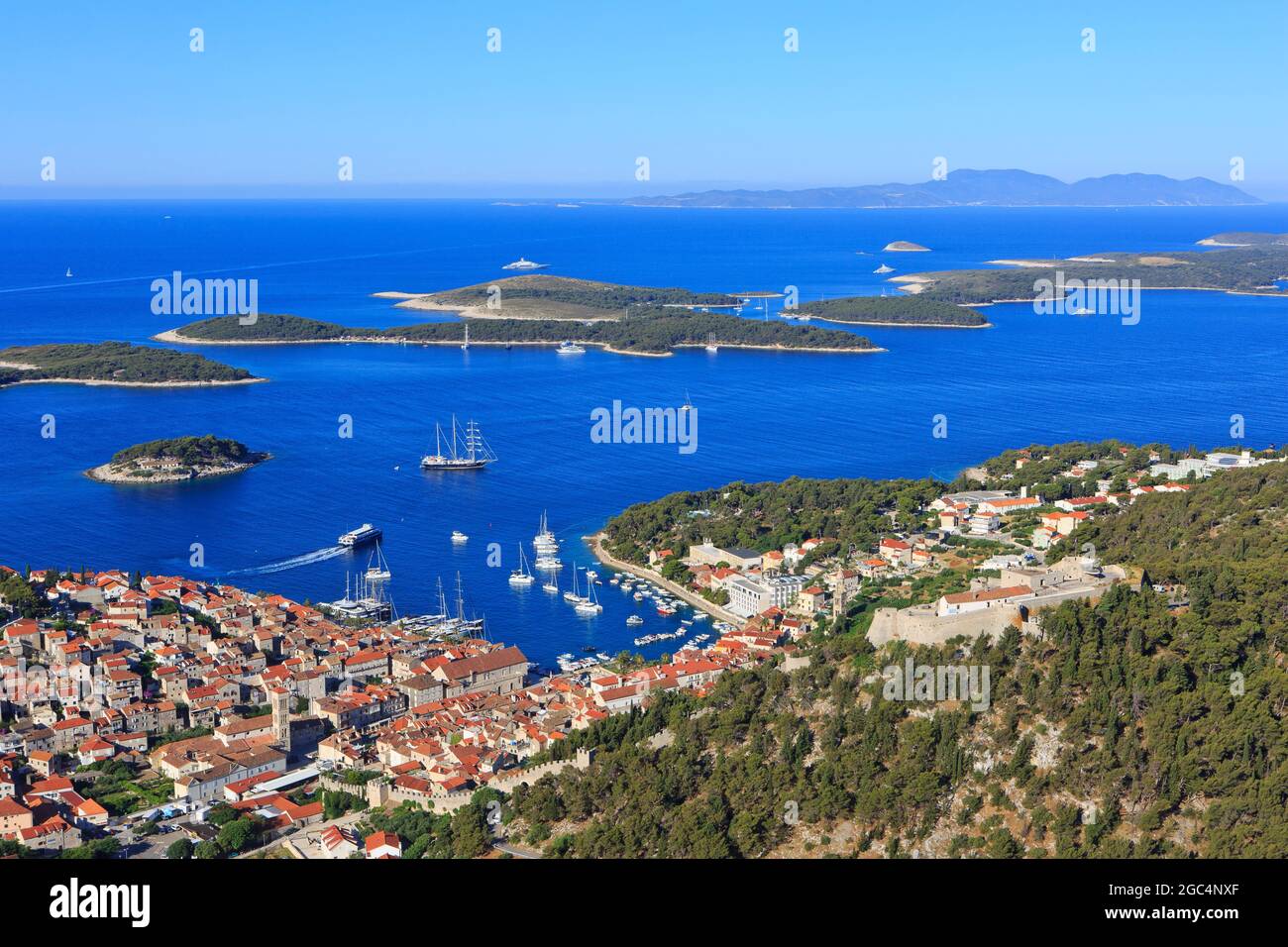 Vista panoramica su Hvar e le isole Paklinski da Fort Napoleon a Hvar (contea di Spalato), Croazia Foto Stock