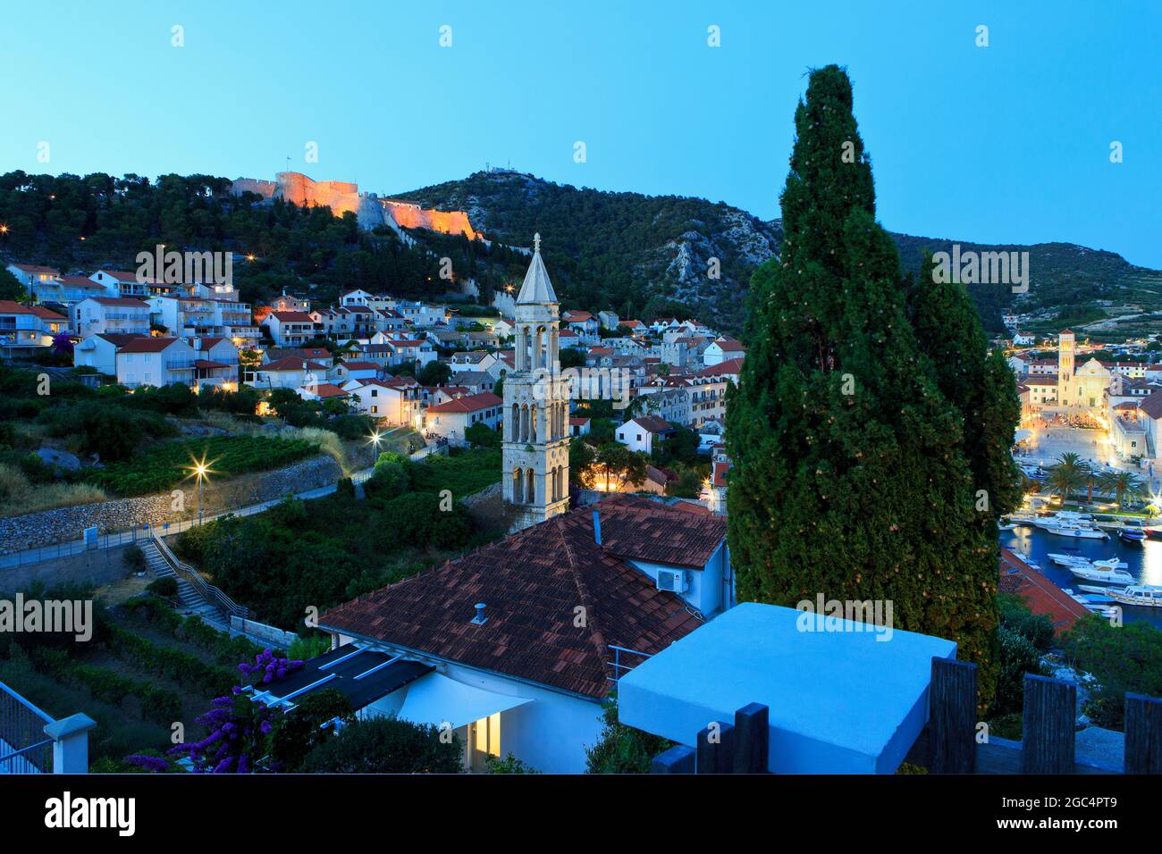 Vista panoramica sulla Fortezza Spagnola, la Chiesa di San Marko e la Cattedrale di Santo Stefano di Hvar, Croazia al crepuscolo Foto Stock