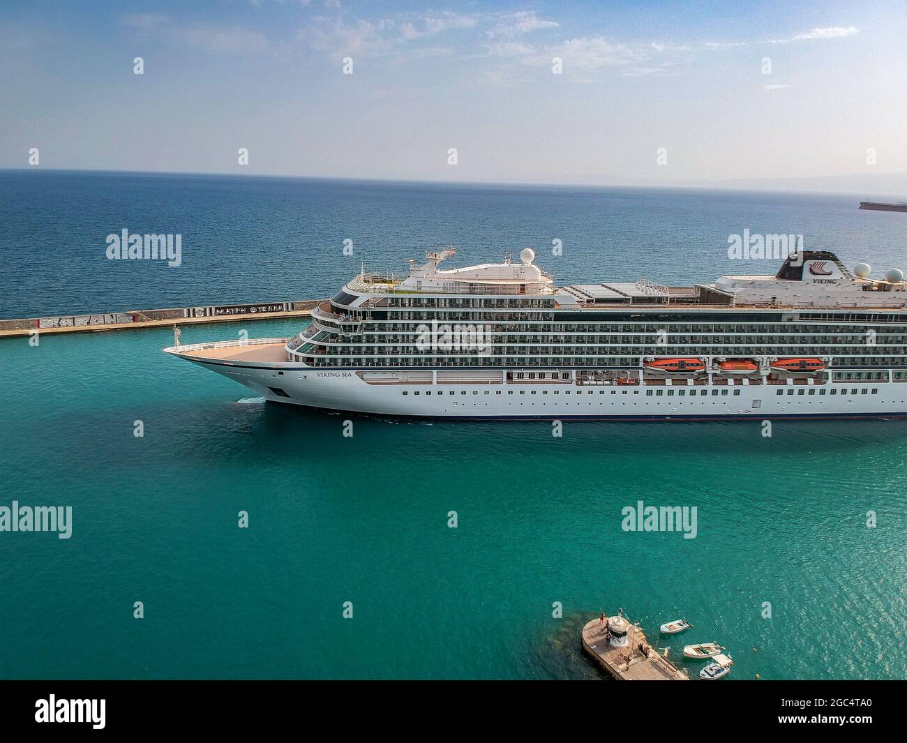 Vichingo Sea Cruise nave che lascia il porto della città di Kalamata contro un cielo nuvoloso tramonto a Messenia, Grecia. Foto Stock