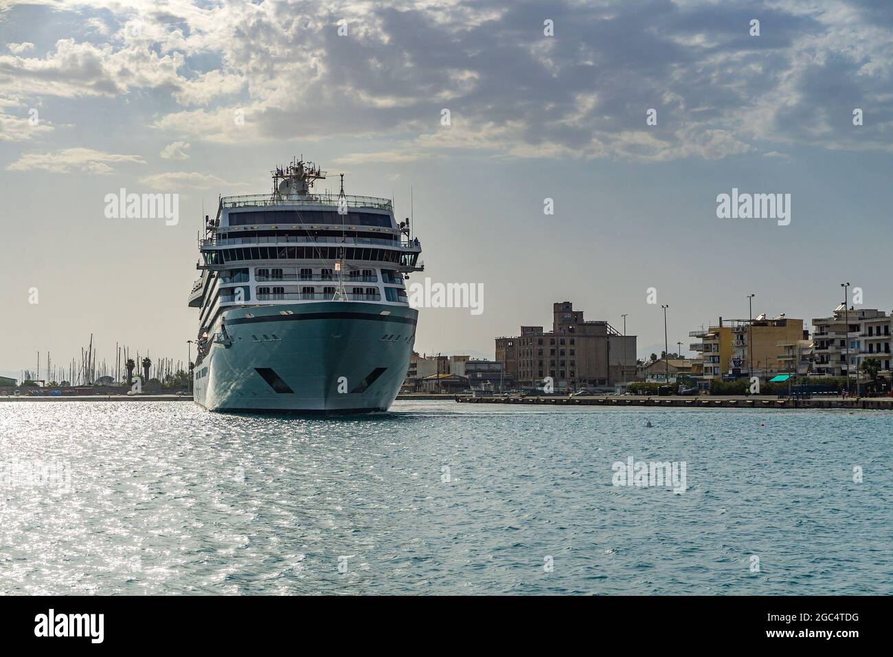 Vichingo Sea Cruise nave che lascia il porto della città di Kalamata contro un cielo nuvoloso tramonto a Messenia, Grecia. Foto Stock