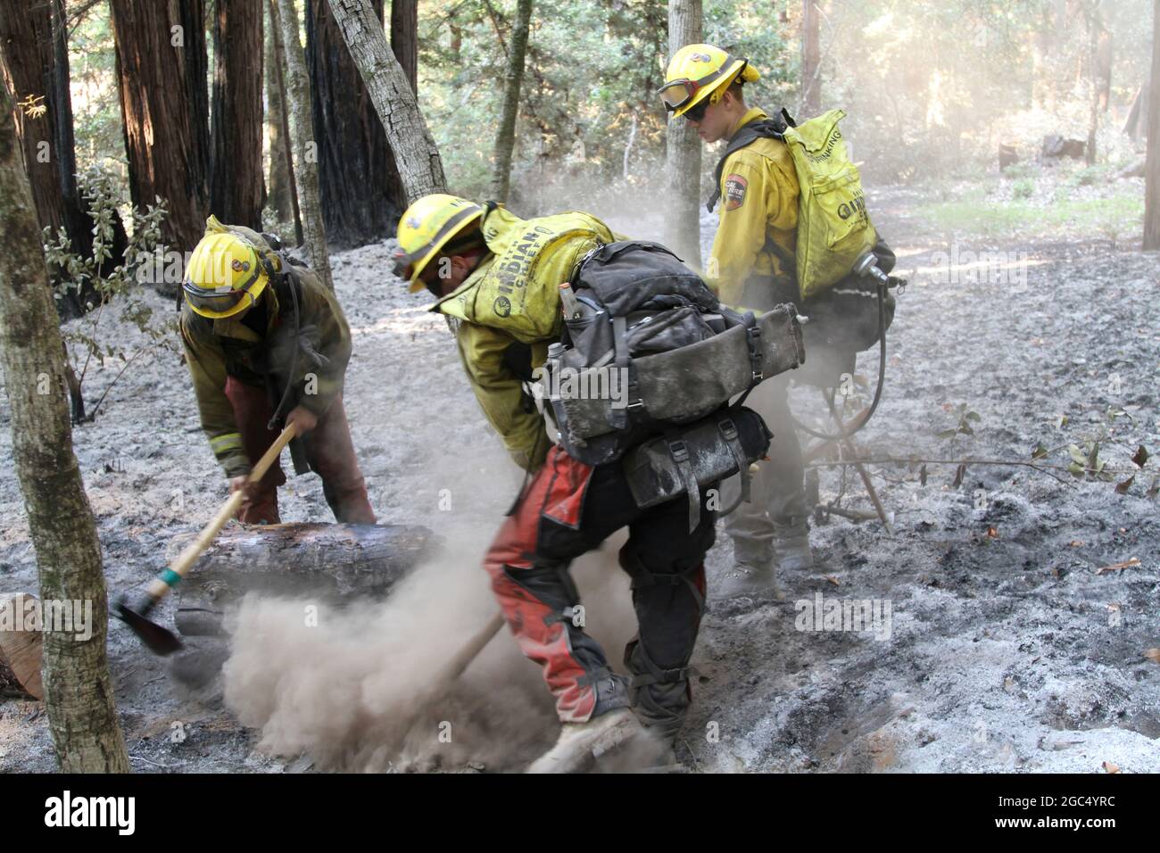 I soldati dell'esercito degli Stati Uniti provenienti dalla Task Force della California Army National Guard Rattlesnake di Redding, California, hanno sparato il 1° settembre 2020, vicino alla Scott's Valley, California, durante il fuoco del complesso di fulmini della CZU nelle contee di Santa Cruz e San Mateo. Le squadre di Rattlesnake addestrate dalla Guardia della California stanno aiutando il Dipartimento delle foreste e della protezione antincendio della California (CAL FIRE) a contenere il massiccio incendio che ha fatto bruciare più di 85,000 acri di terreno da quando è scoppiato il 16 agosto. (STATI UNITI Guardia Nazionale dell'esercito foto di staff Sgt. Eddie Siguenza) Foto Stock