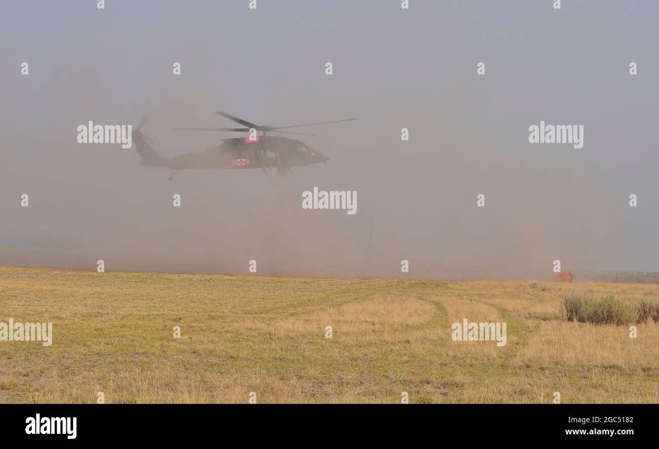 Un elicottero Black Hawk della guardia dell'esercito dell'Oregon HH-60M atterra dopo aver montato per la prima volta il suo secchio d'acqua attaccato a terra presso il Bradelim HELIBASE il 15 settembre 2020 vicino a Lakeview, ore per il rifornimento. Due Oregon Guard Black Hawks, con sede a Salem, Ore. Sono attualmente assegnati all'incendio. Gli elicotteri si sono concentrati sullo scarico dei secchi d'acqua sul perimetro nord dell'incendio in coordinamento con altri aerei che sostengono gli sforzi di estinzione dei terreni selvaggi. Il fuoco di Brattain ha cominciato il 7 settembre 2020. (Foto della Guardia Nazionale di Major Leslie Reed, Oregon Military Department Public Affairs). Foto Stock