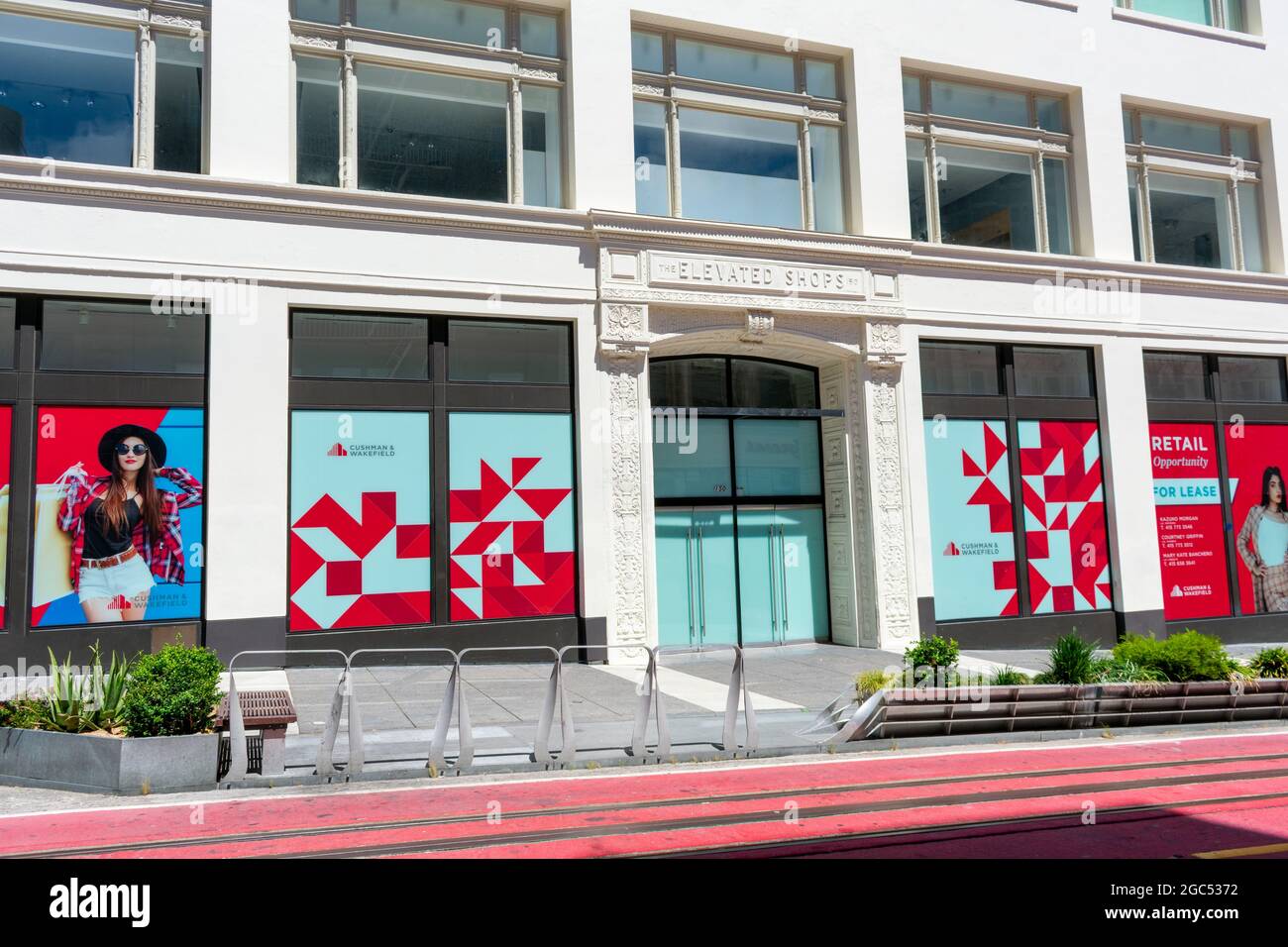 Vista esterna dello spazio al dettaglio pronto per il leasing da Cushman e Wakefield agenzia immobiliare presso lo storico edificio dei negozi sopraelevati al 150 Powell Street - S Foto Stock
