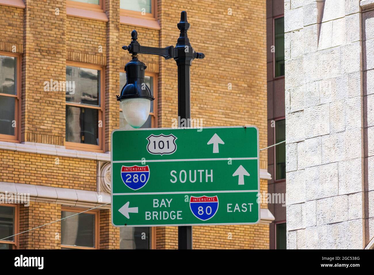 Le indicazioni stradali per le Interstate 101, 280 e 80 mostrano le indicazioni stradali per le autostrade e il Bay Bridge nel quartiere finanziario del centro di San Francisco Foto Stock