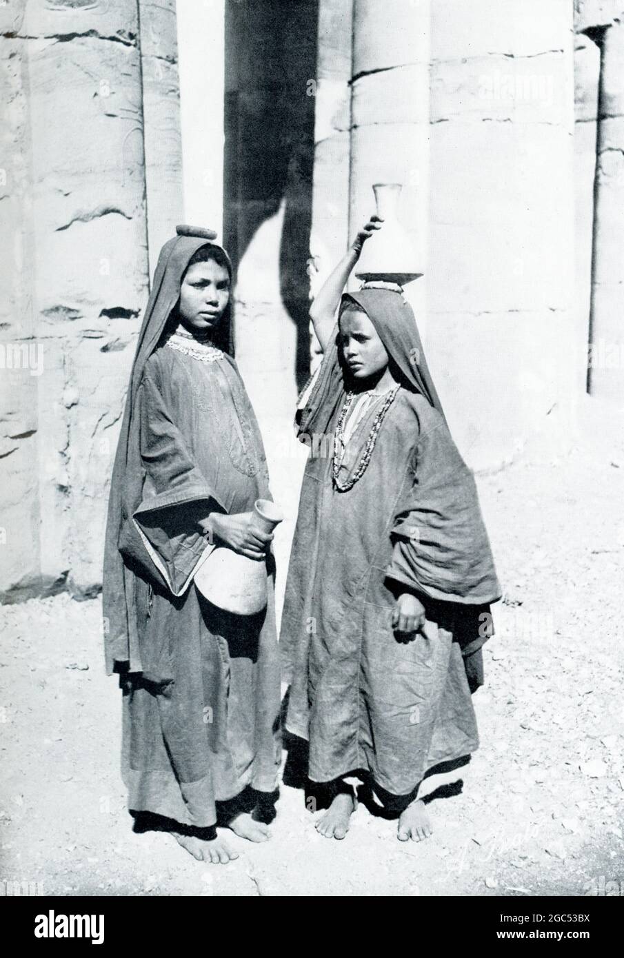 La didascalia che accompagna questa illustrazione del 1903 nel libro di Gaston Maspero sulla storia dell'Egitto recita: "Vettori d'acqua". Foto Stock