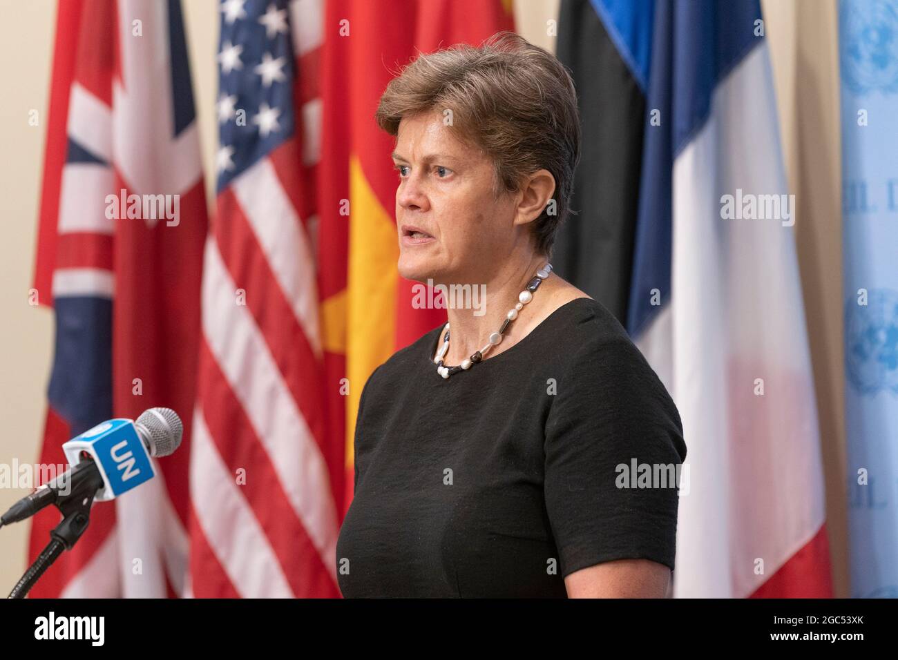 New York, Stati Uniti. 06 agosto 2021. Il rappresentante permanente del Regno Unito presso l'ambasciatore dell'ONU, Dame Barbara Woodward, si è rivolto ai media presso la sede centrale dell'ONU a New York il 6 agosto 2021. L'Ambasciatore ha discusso la riunione del Consiglio di sicurezza sulla situazione nel Golfo Persico, ha accusato l'Iran di essere dietro un attacco di droni alla nave al largo delle coste dell'Oman, in cui sono state uccise 2 persone, una nazionale britannica e un'altra rumena. (Foto di Lev Radin/Sipa USA) Credit: Sipa USA/Alamy Live News Foto Stock
