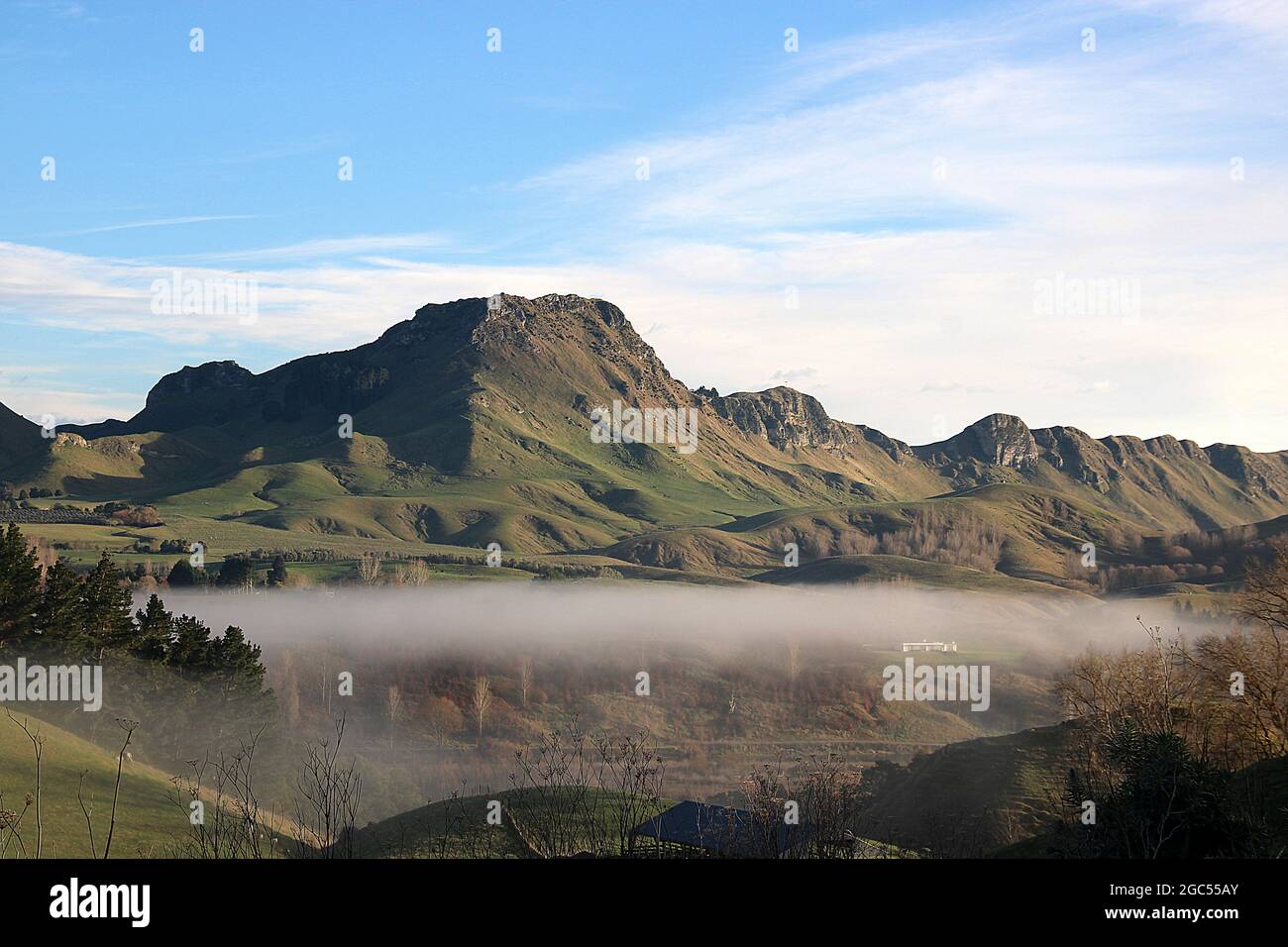 Vedute panoramiche della catena montuosa delle Craggy, del picco te Mata e delle cascate Maraetotara, della Baia di Hawkes, della Nuova Zelanda Foto Stock
