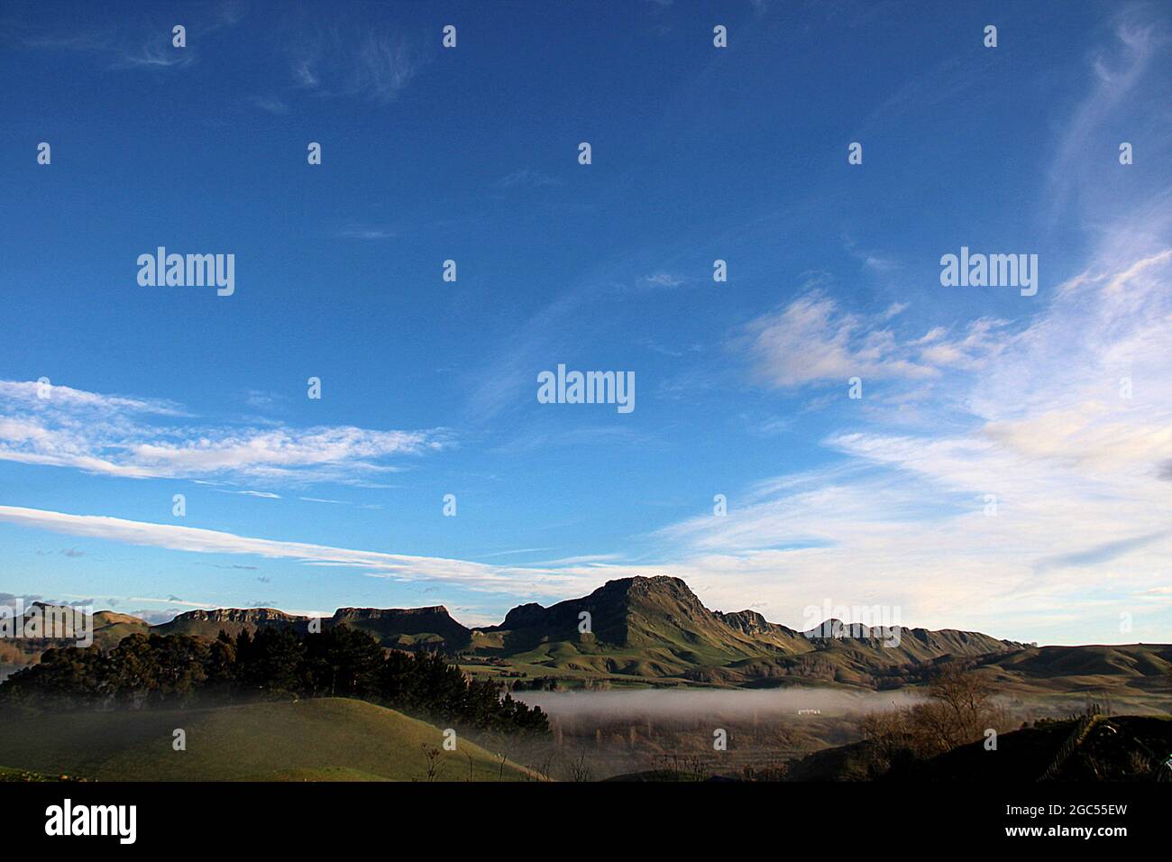 Vedute panoramiche della catena montuosa delle Craggy, del picco te Mata e delle cascate Maraetotara, della Baia di Hawkes, della Nuova Zelanda Foto Stock