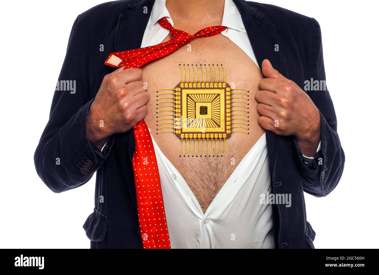 Uomo con un chip sul petto, immagine concettuale composita Foto Stock