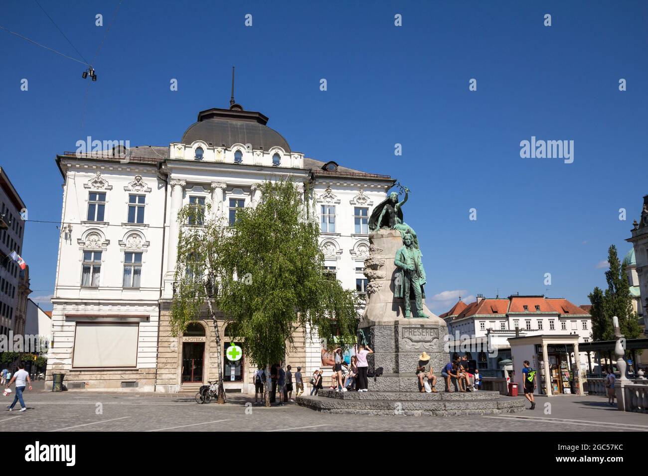 Foto di una statua di France Preseren nel centro di Lubiana, Slovenia, su Presernov trg, o piazza Preseren. France Preseren è stato un romante del XIX secolo Foto Stock