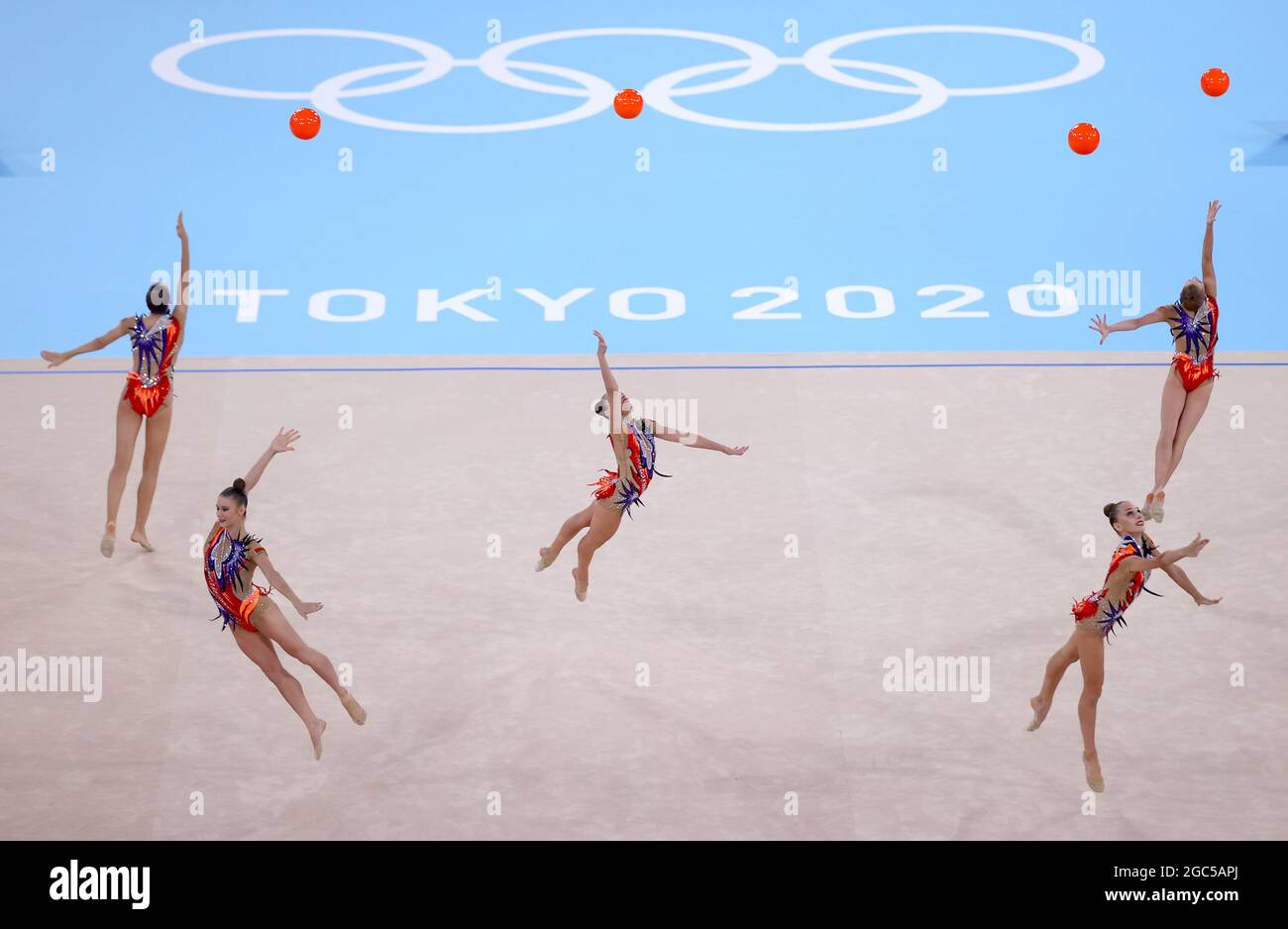 Tokyo 2020 Olimpiadi - Ginnastica - ritmica - Gruppo tutto intorno - qualificazione - Centro di Ginnastica Ariake, Tokyo, Giappone - 7 agosto 2021. Team Belarus in azione con le palle durante la competizione REUTERS/Lindsey Wasson Foto Stock