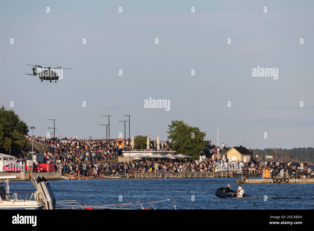 Helsinki, Finlandia. 6 agosto 2021. L'elicottero NH90 dell'aviazione militare finlandese si esibisce al Kaivopuisto Airshow di Helsinki, Finlandia, il 6 agosto 2021. Il Kaivopuisto Airshow 2021 si è tenuto qui venerdì sera. Credit: Matti Matikainen/Xinhua/Alamy Live News Foto Stock