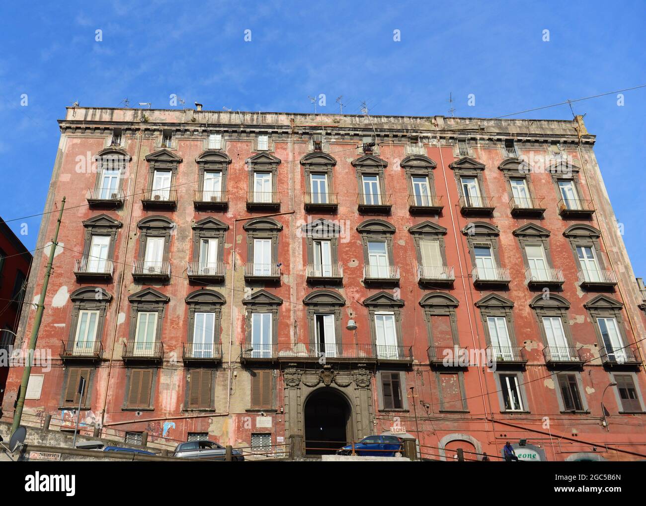 Un bell'antico edificio vicino a Piazza Museo di Napoli. Foto Stock