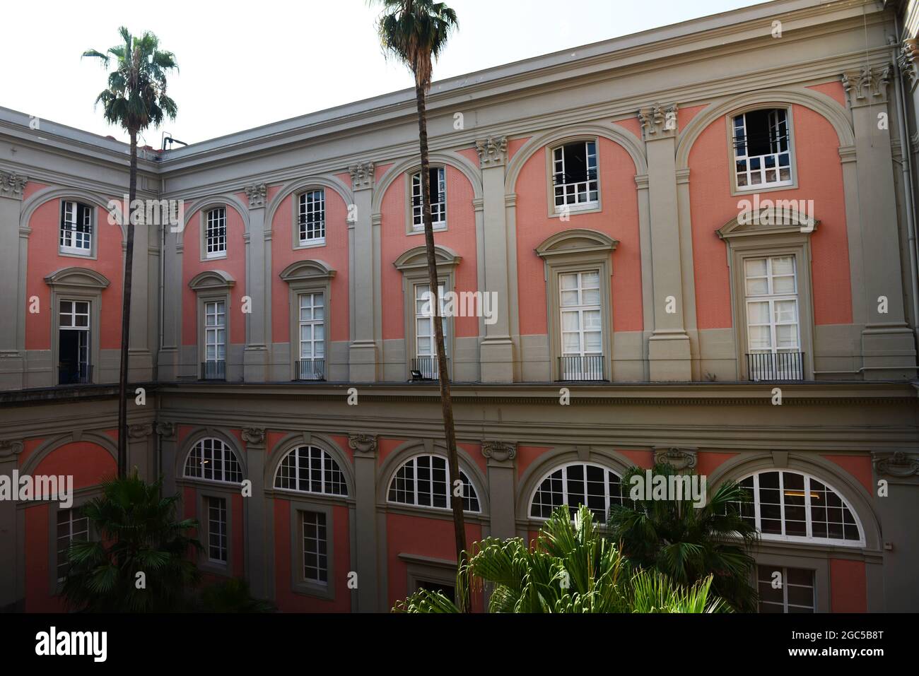 Cortile interno al museo archeologico nazionale di Napoli. Foto Stock