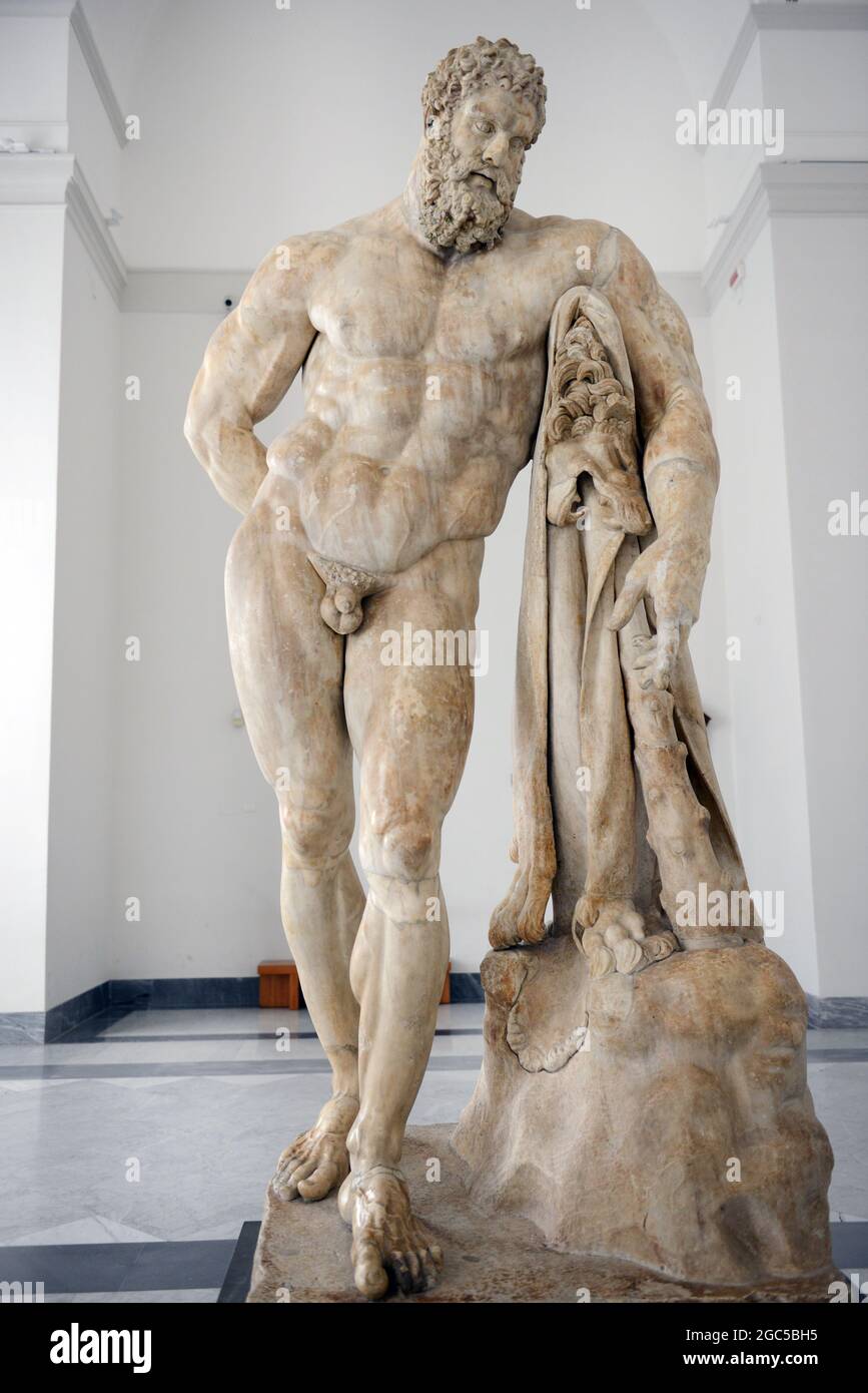 Ercole Farnese - un'antica statua di Ercole presso il Museo Archeologico Nazionale di Napoli. Foto Stock