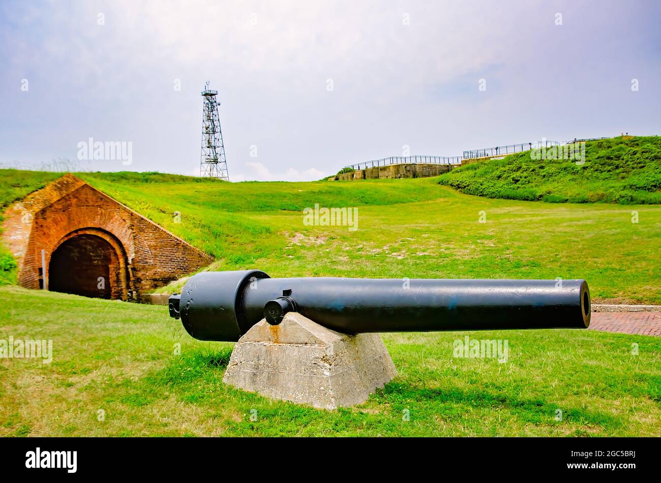 A Fort Morgan, 31 luglio 2021, a Gulf Shores, Alabama, viene esposto un fucile Parrott con 100 passerelle. Fort Morgan fu costruito nel 1834. Foto Stock