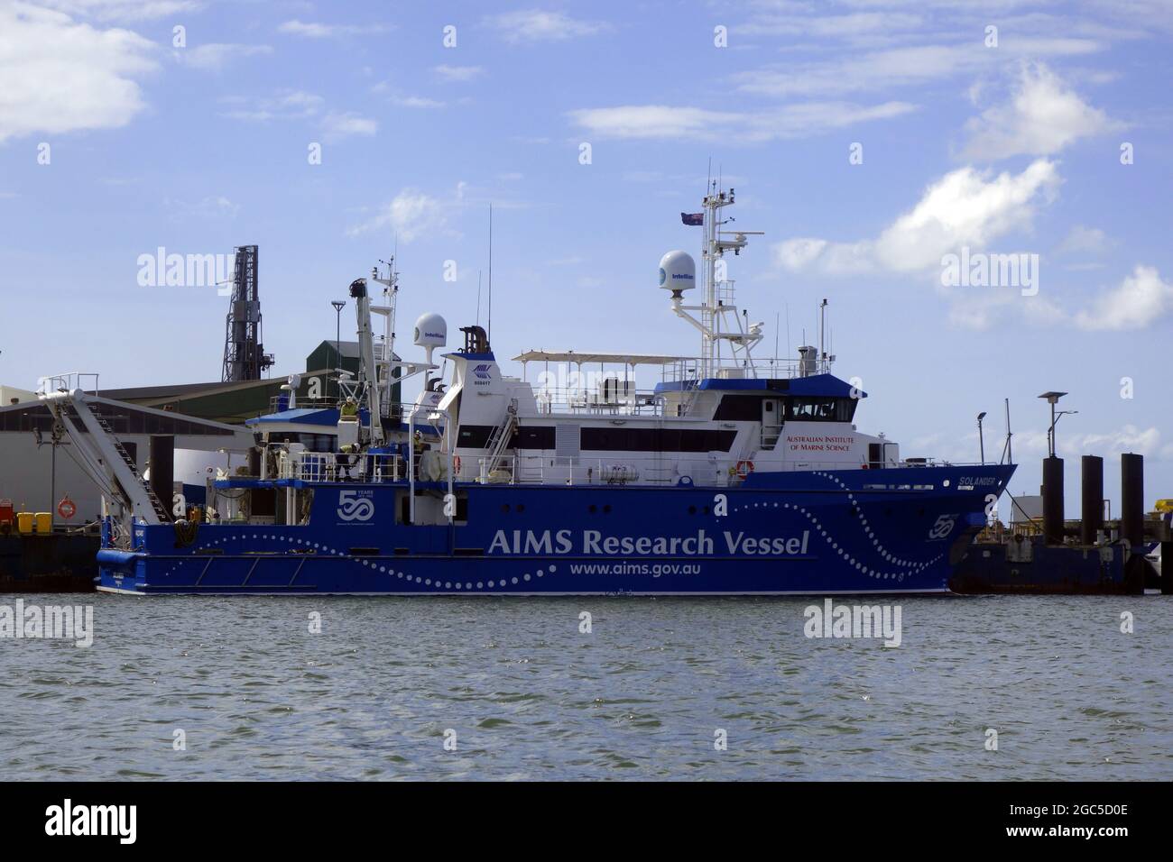 Australian Institute of Marine Sciences (AIMS) vaso di ricerca Solander, con riverniciatura che riflette 50 anni di attività, Cairns, Queensland, Australia. N Foto Stock