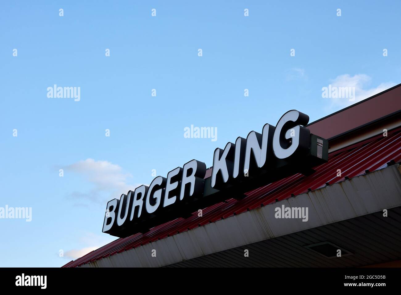 Ottawa, Ontario, Canada - 30 luglio 2021: Un marchio di Burger King sul tetto di un ristorante fast food a Hunt Club Road vicino a Merivale Road. Foto Stock