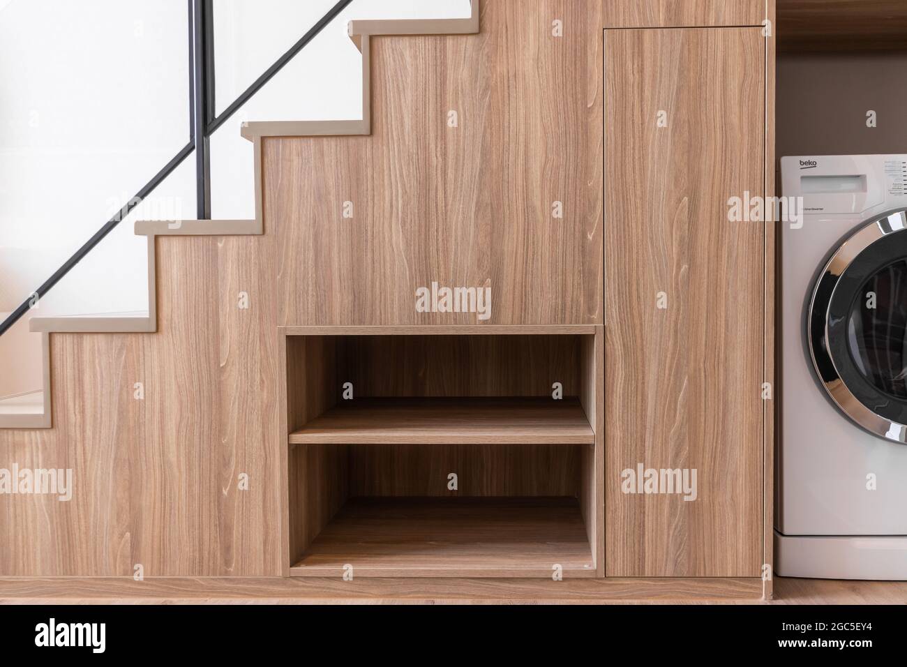 Armadio di stoccaggio sotto scale di legno, risparmiare spazio nella casa e piccolo appartamento. Foto Stock