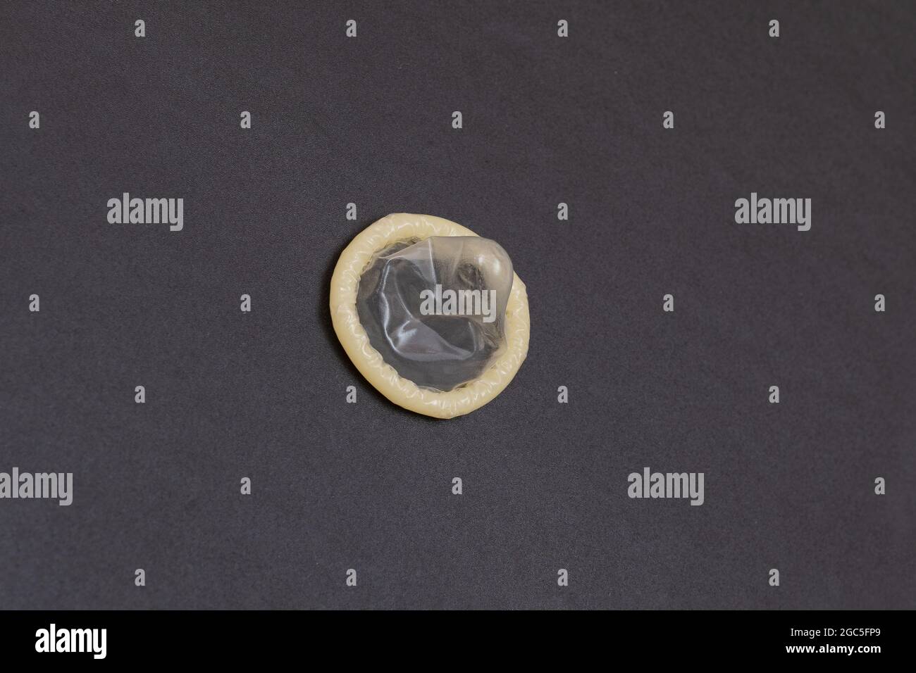 Dom lattice non imballato su sfondo nero Foto Stock