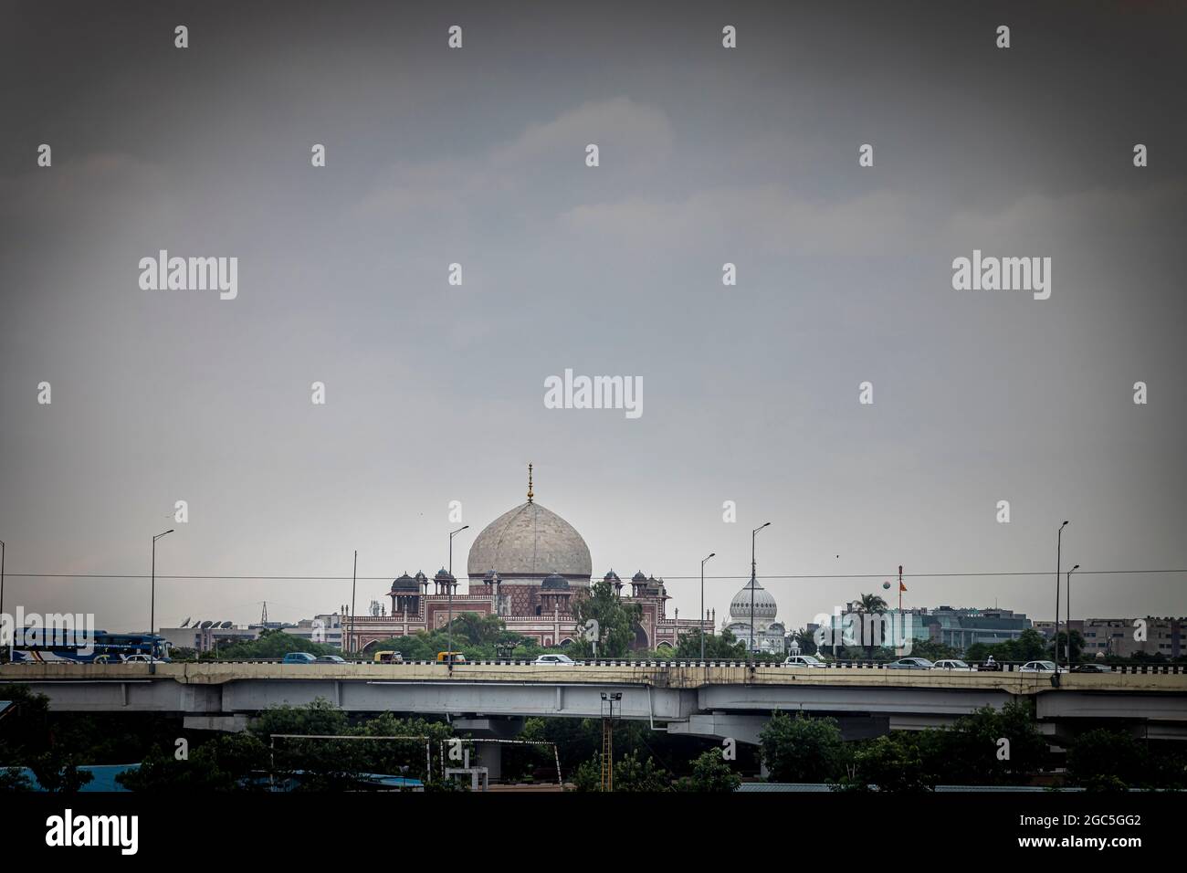 Vista ad ampio angolo della famosa tomba di Humayun dall'altra parte della strada. Foto Stock